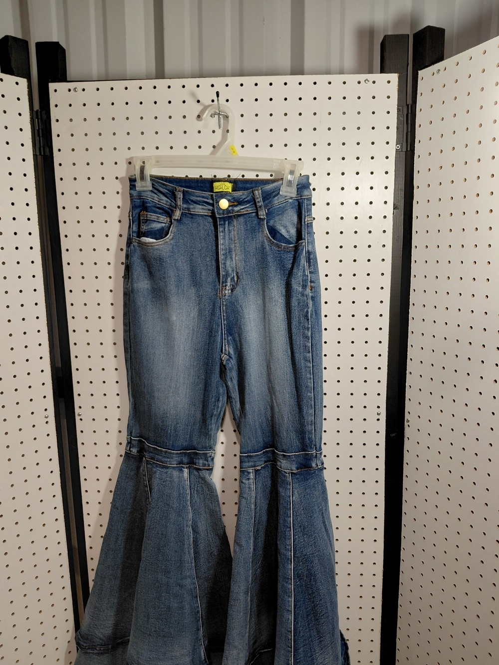 Vintage-Inspired Women's Denim Flare Jeans - Mid Blue - Picture 4 of 7